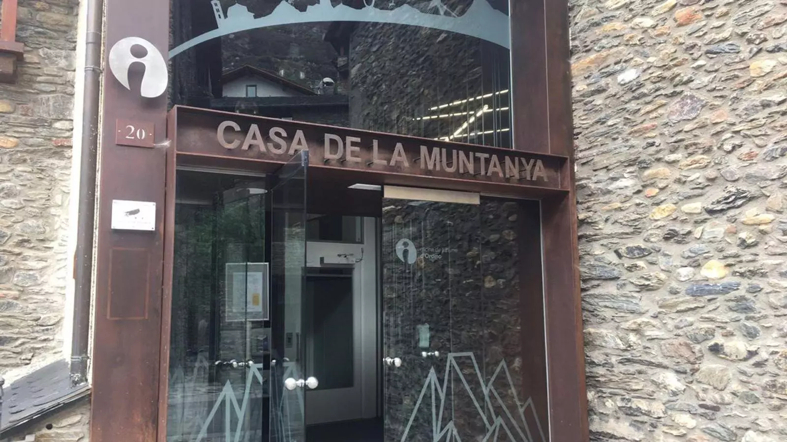 Entrada de l'oficina de turisme d'Ordino ubicada a la Cada de la Muntanya.