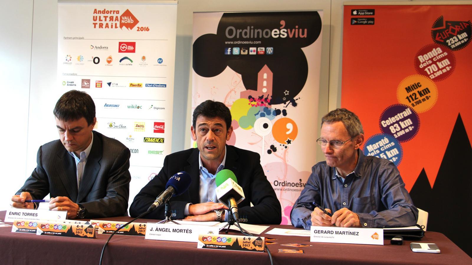 El cònsol major d'Ordino, Josep Àngel Mortés, el director de producte i nous projectes d'Andorra Turisme, Enric Torres, i el director de l'Andorra Ultra Trail Vallnord, Guillem Martínez