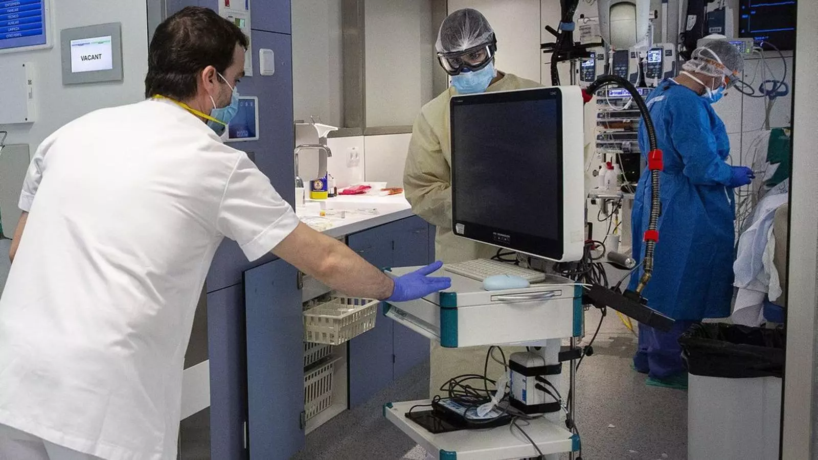 L’UCI de la planta 4 de l’Hospital Clínic de Barcelona, dimecres al migdia en plena activitat. CRISTINA CALDERER