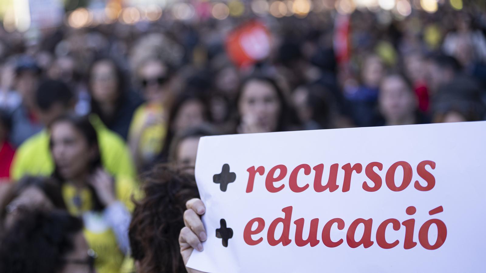 A banner asking for more resources for education during one of the Catalan teachers' strike days.
