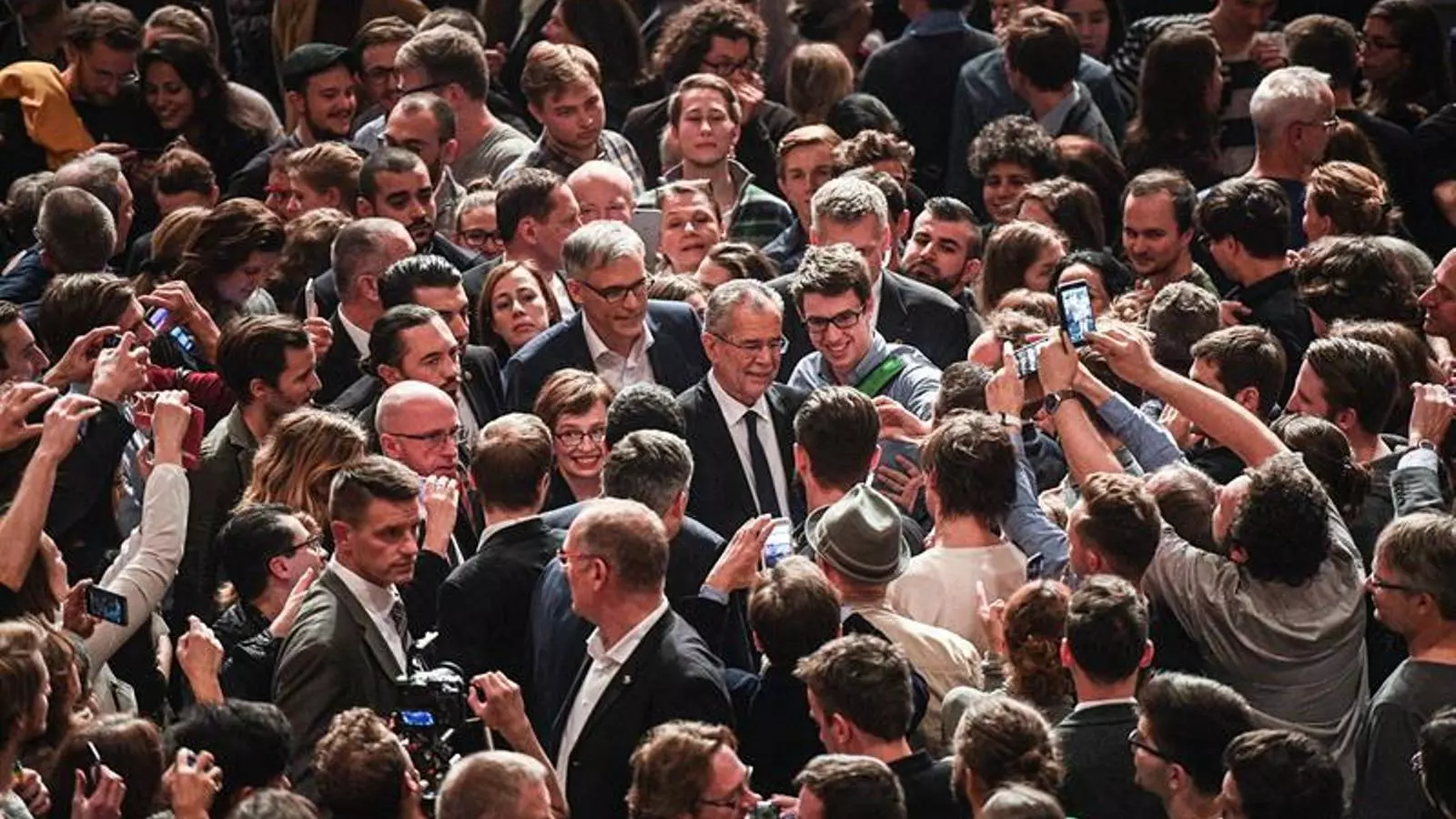 Van der Bellen, envoltat de simpatitzants en fer-se públics els resultats que el donen com a guanyador a les presidencials austríaques.