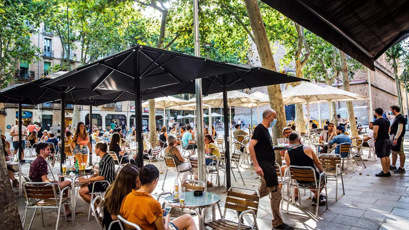 Una terrassa de la plaça de la Virreina de Gràcia el primer dia de la mascareta obligatòria.