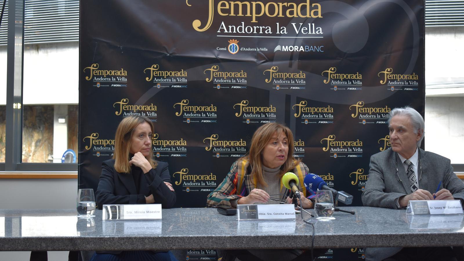 Mireia Maestre, directora de Comunicació i Marca de MoraBanc; Conxita Marsol, cònsol major d'Andorra la Vella, i Josep Maria Escribano, director artístic de la temporada, durant la presentació del concert de Lang Lang. / A.S. (ANA)