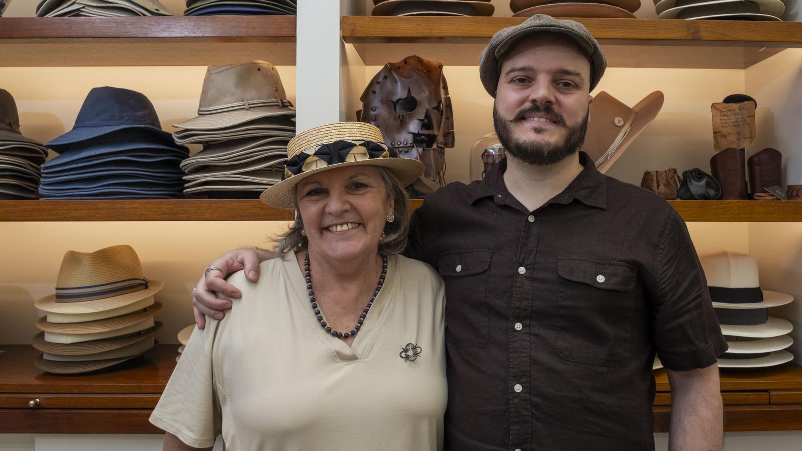 Núria Arnau and her son at the Mil hat shop