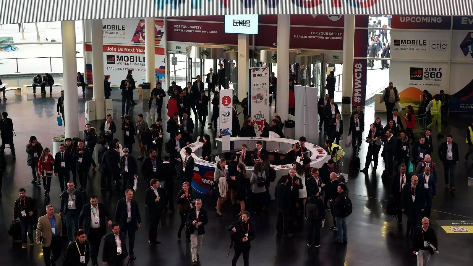 Congressistes arribant al congrés aquest dilluns