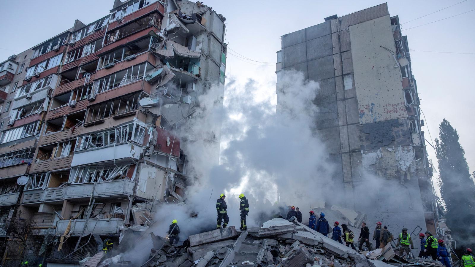 Un bloque de pisos en Kiev atacado por Rusia este jueves.