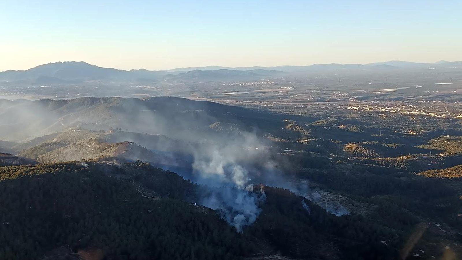 Fum a la zona afectada per l'incendi a Bítem a Tortosa