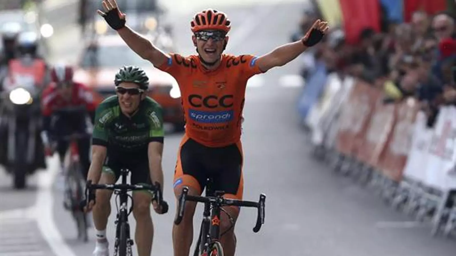 El ciclista polonès Maciej Paterski, guanyant la primera etapa de la Volta