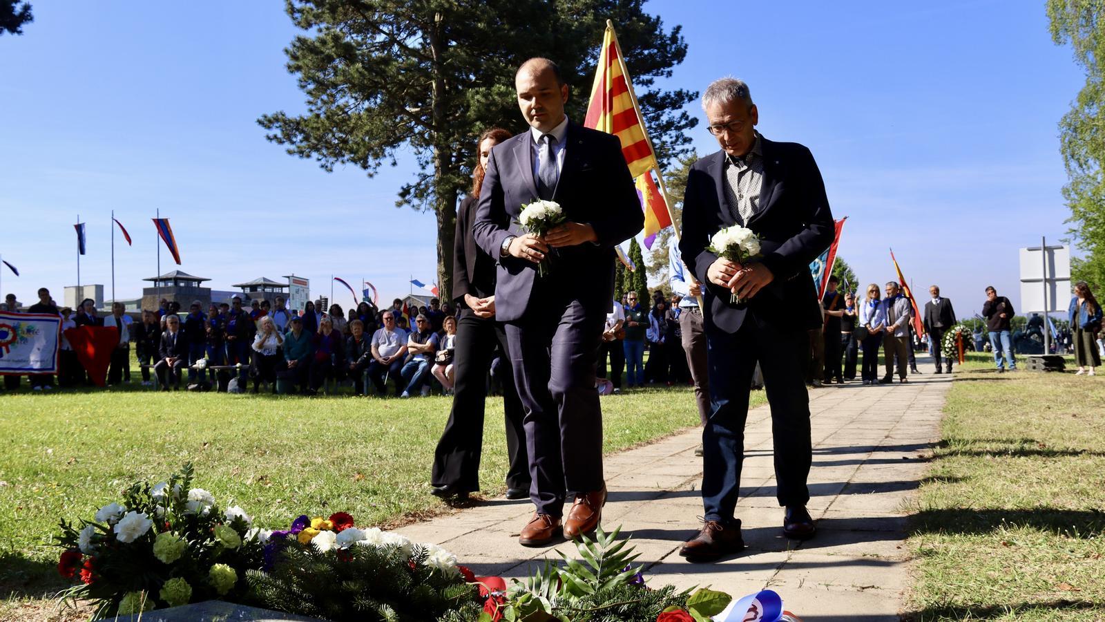 El consejero Dalmau hace una ofrenda a los represaliados franceses en el antiguo campo de concentración nazi de Mauthausen