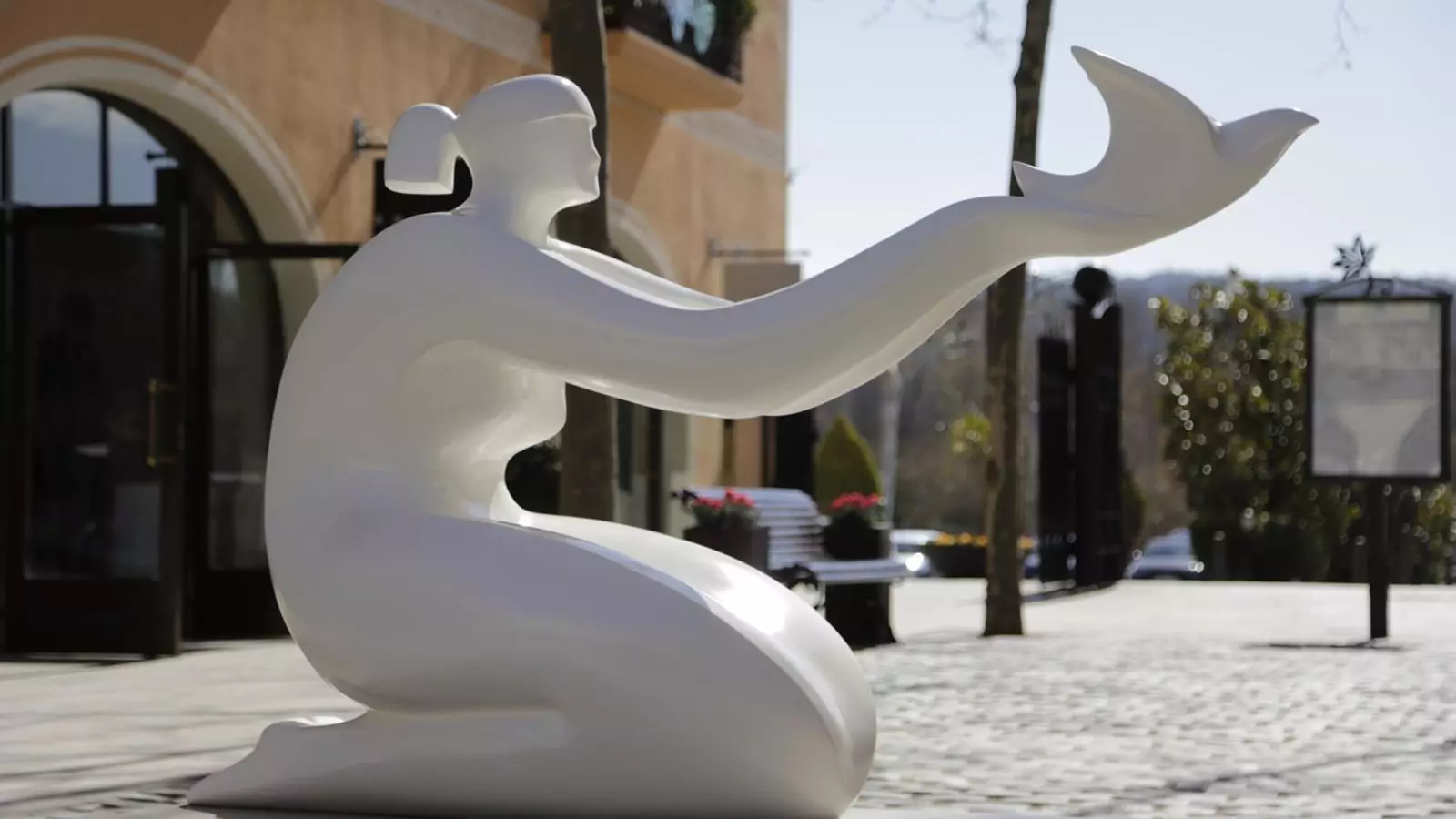 Una de les escultures de l'exposició a la Roca Village