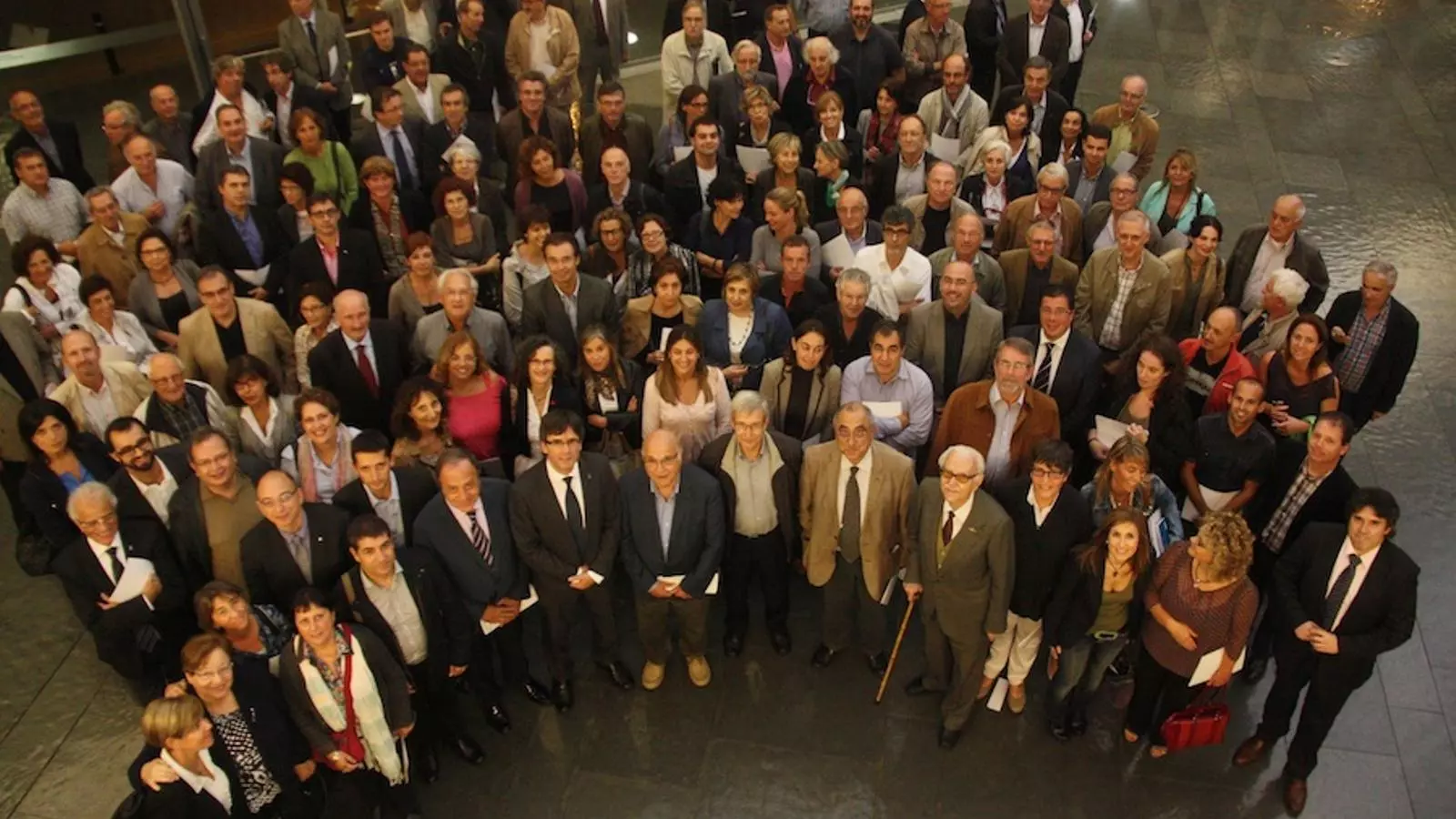 Foto de família dels signants del Pacte gironí pel dret a decidir / ACN