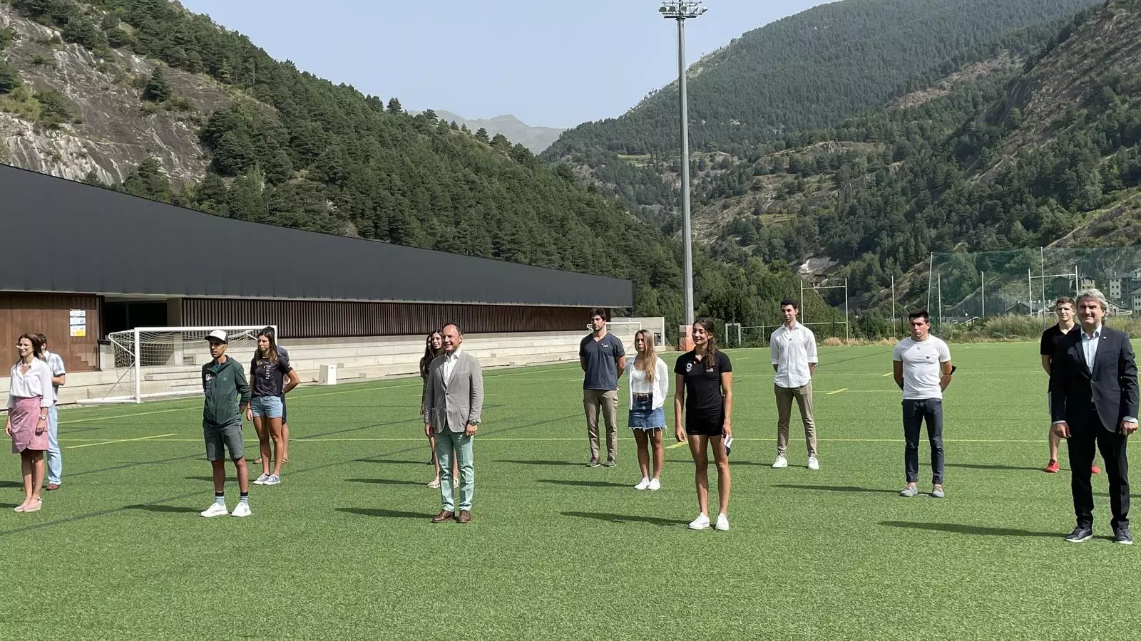 Les autoritats i els esportistes al CTO.