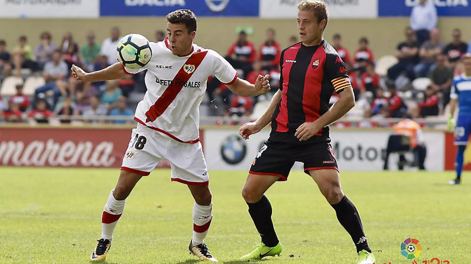 Olmo, capità del Reus, en acció contra el Rayo.