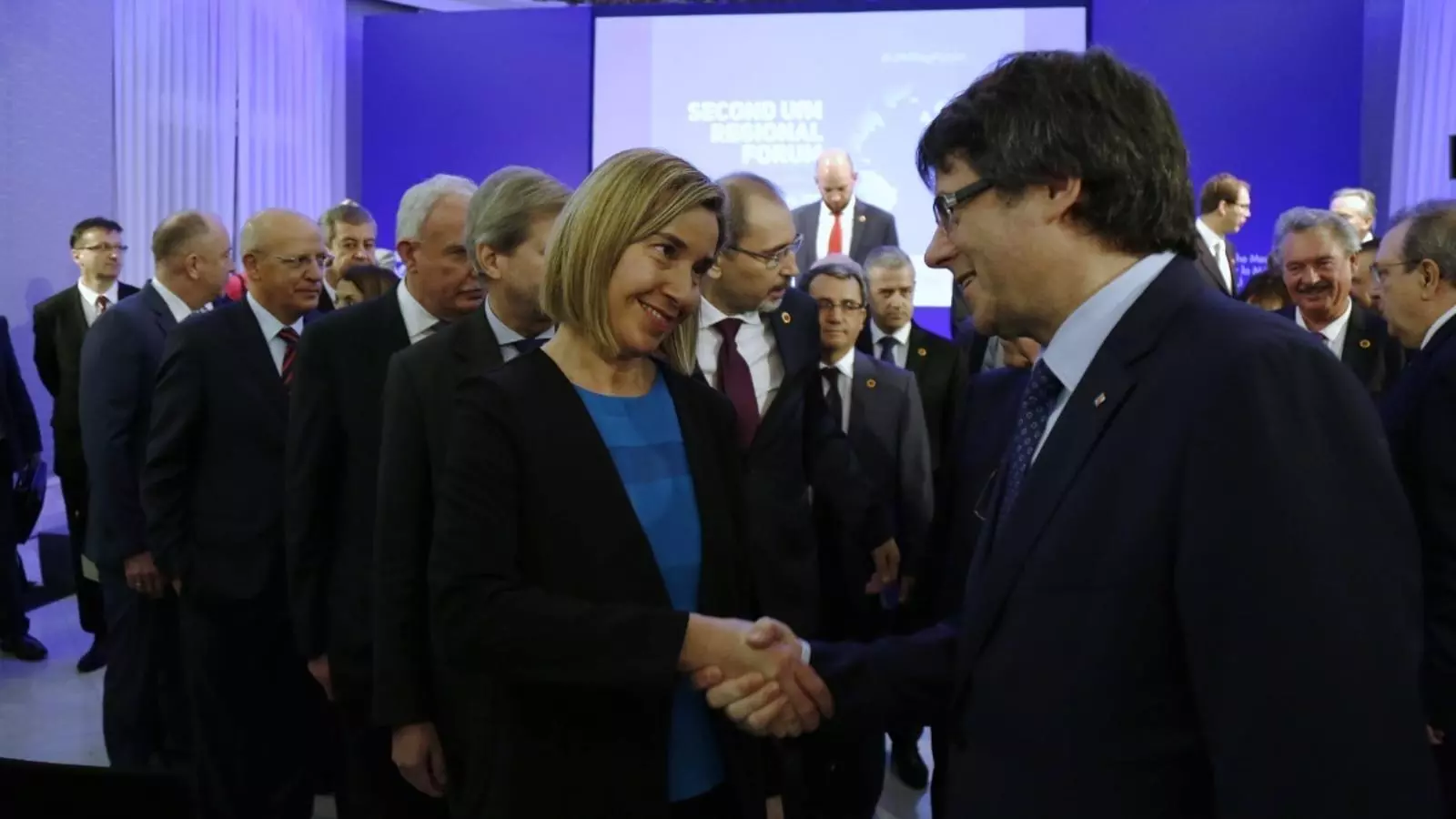 Puigdemont saluda la cap de la diplomàcia de la UE, Federica Mogherini.