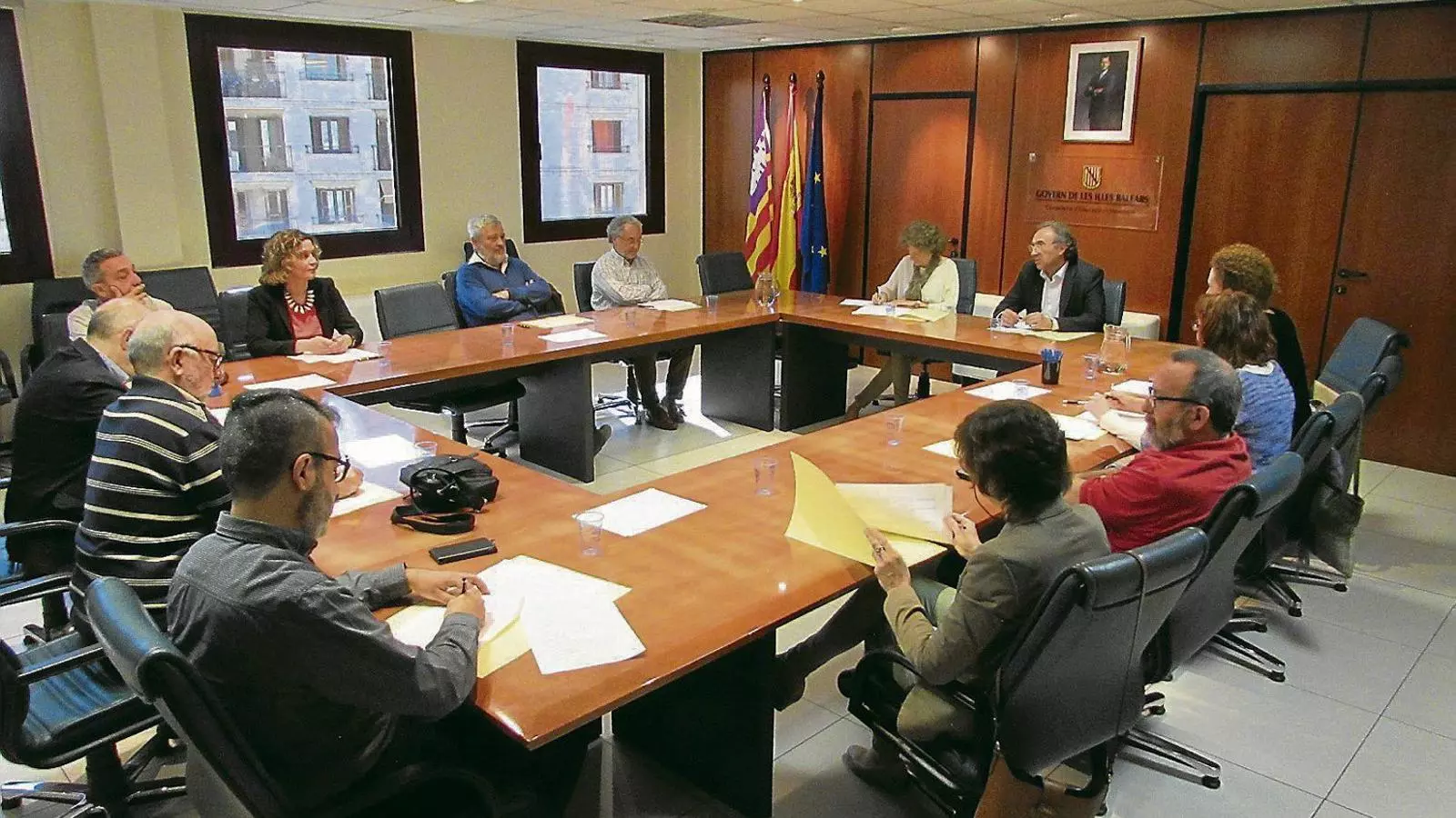 EXPERTS PER LA LLENGUA El conseller d’Educació, Martí March, reunit amb el Comitè d’Experts.