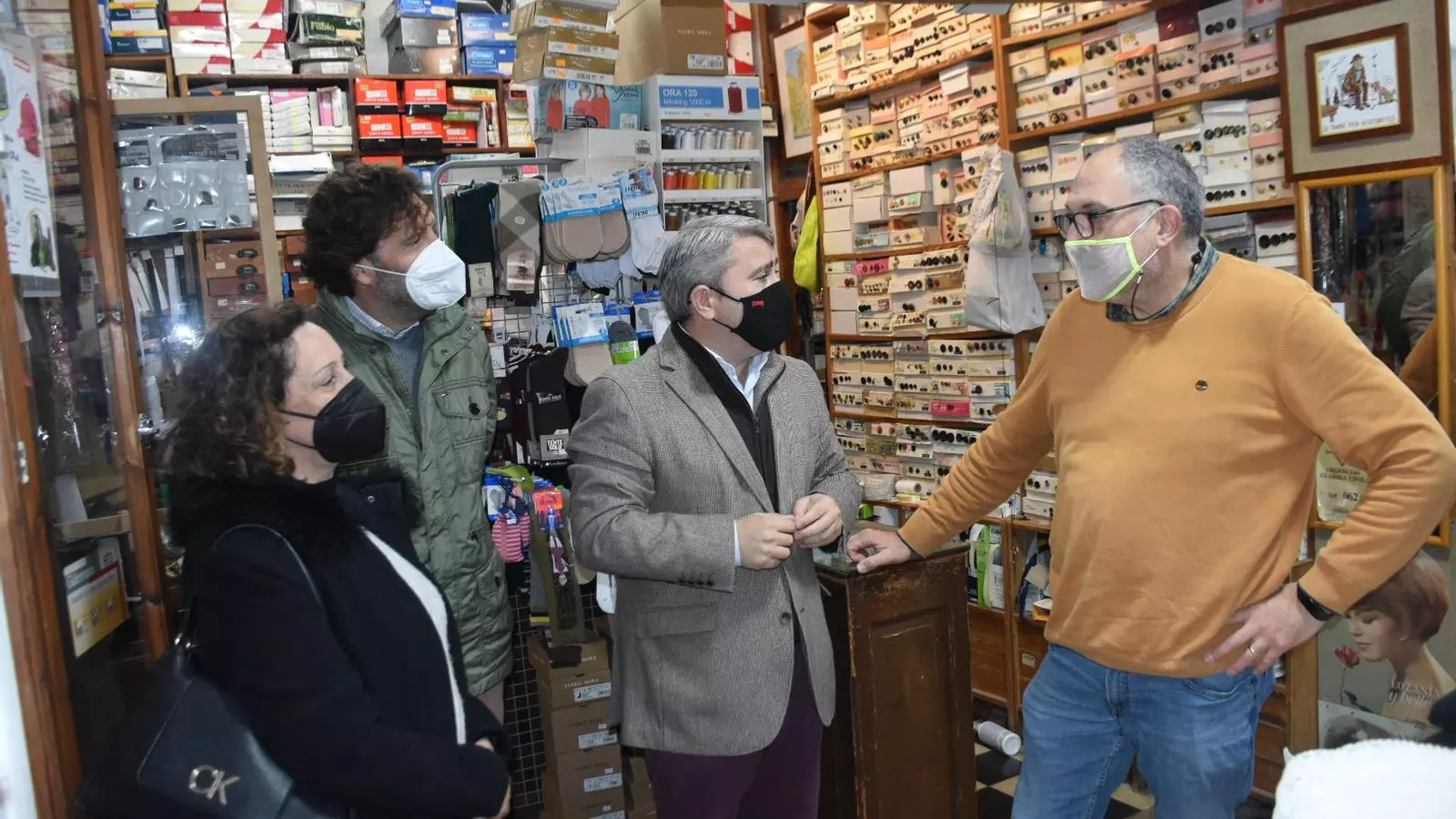 El batle d'Inca en un dels comerços adherits a aquesta iniciativa