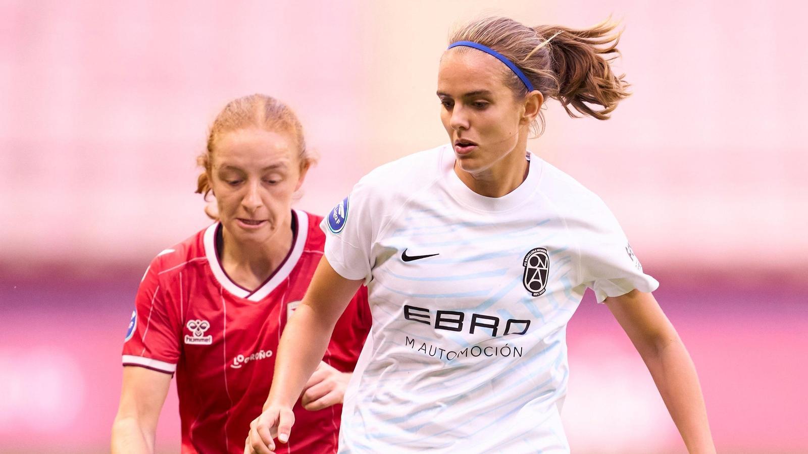 Mirari Uria in an action with a Logroño player