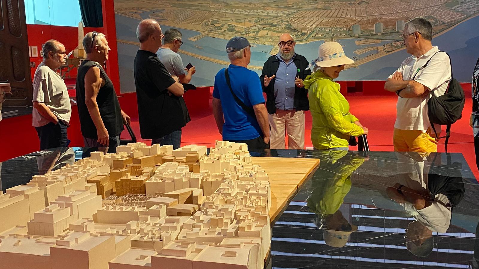 La muestra incluye bocetos, planos, maquetas, imágenes, pinturas, esculturas, mobiliario... En la imagen, la visita guiada de Joan Roig para el Club Premium.