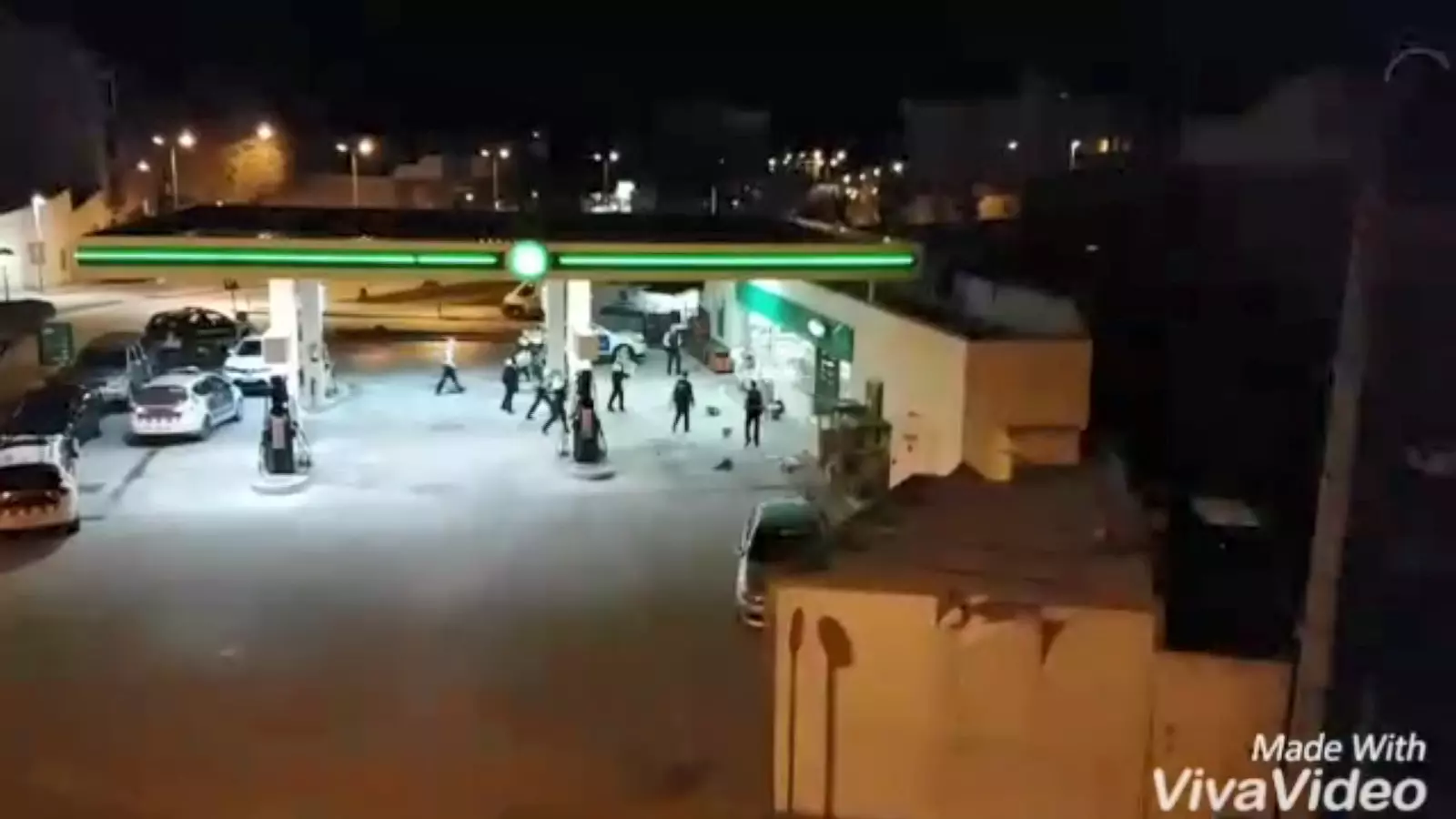 Imatges on es veu el detingut amenaçat els agents amb la motoserra, ja sense benzina, a la gasolinera BP