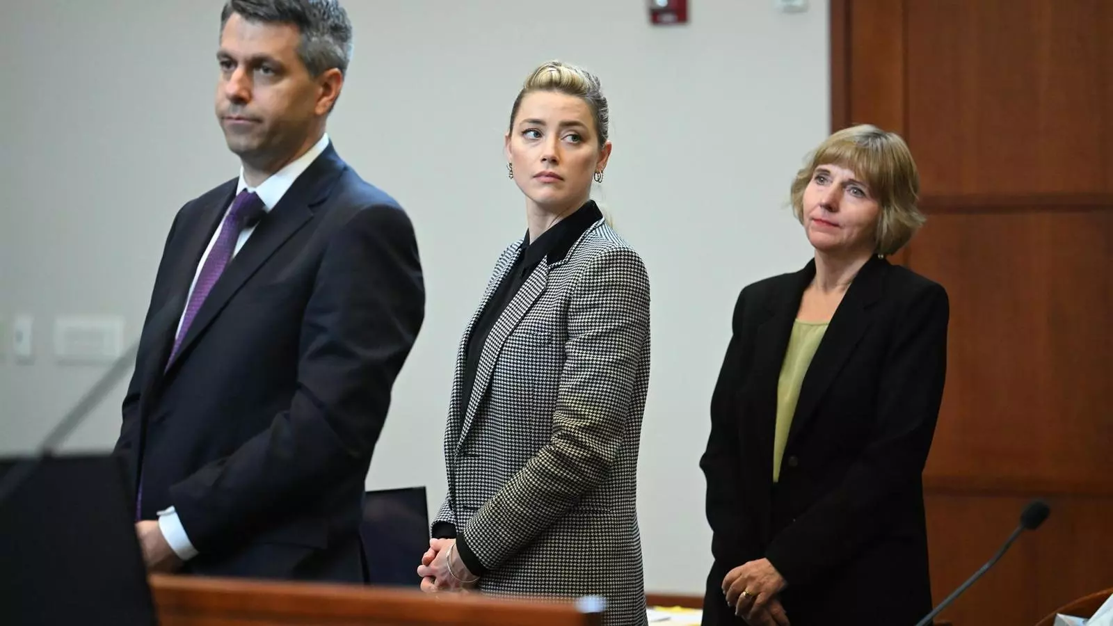 Amber Heard escolta el veredicte del jurat al costat dels seus advocats