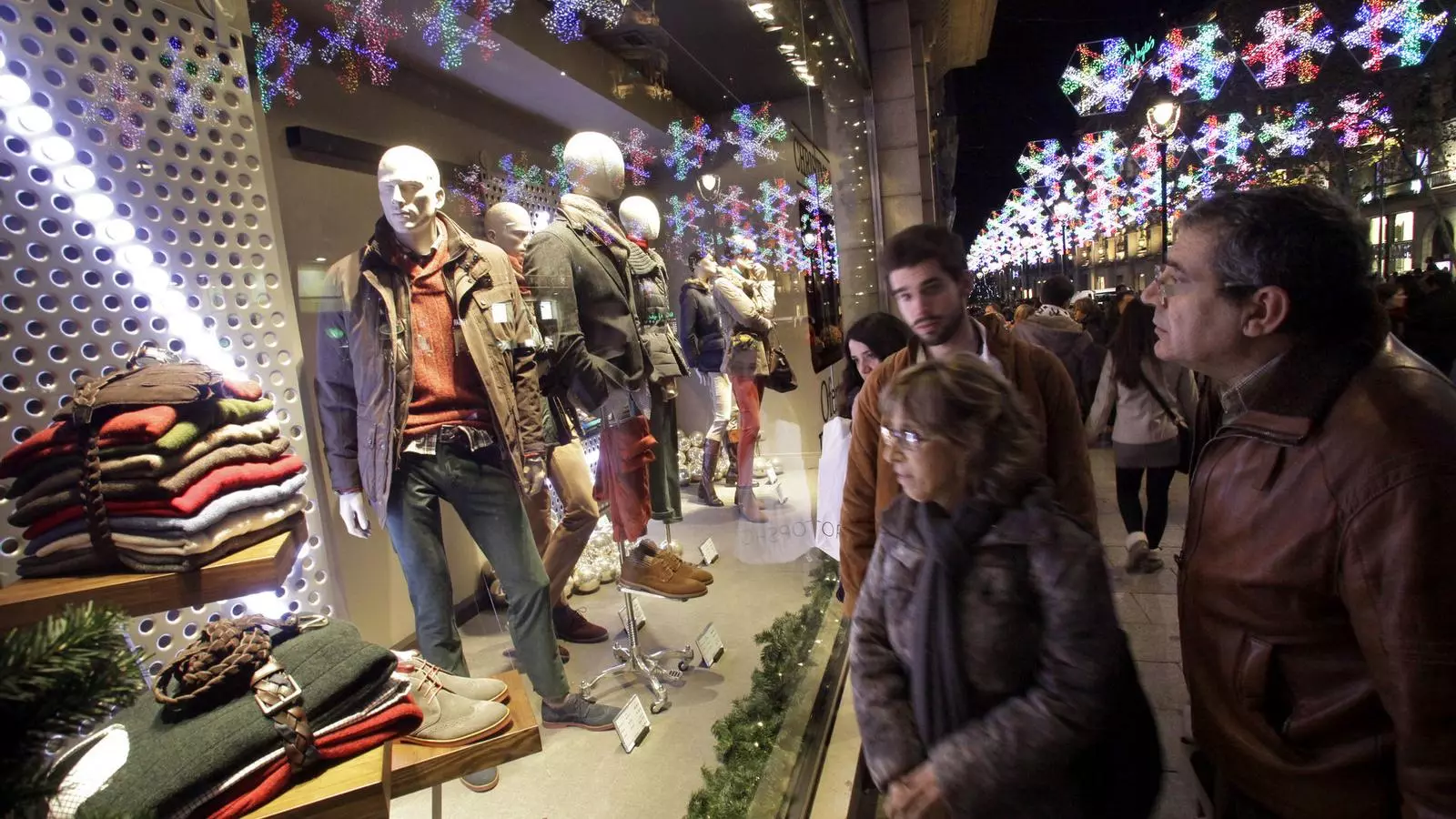 LAS PREVISIONES DE NADAL, DINAMITADAS Los comerciantes preveían una caída del cercando del 5% de las ventas a Nadal, pero la realidad ha superado de mucho estas predicciones. Según el INE, la bajada ha estado del 11,5% en el mes más decisivo para los tenderos.