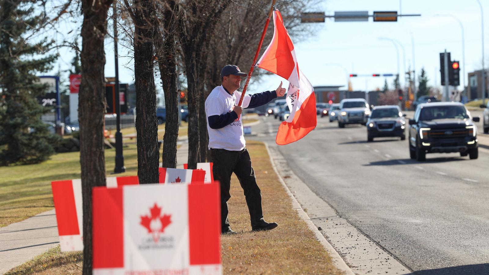 A supporter of the unionist group Forever Canadian participates in an event in Okotoks, in the Canadian province of Alberta, on October 18, 2026, one day before the non-binding referendum on the separation from Canada.