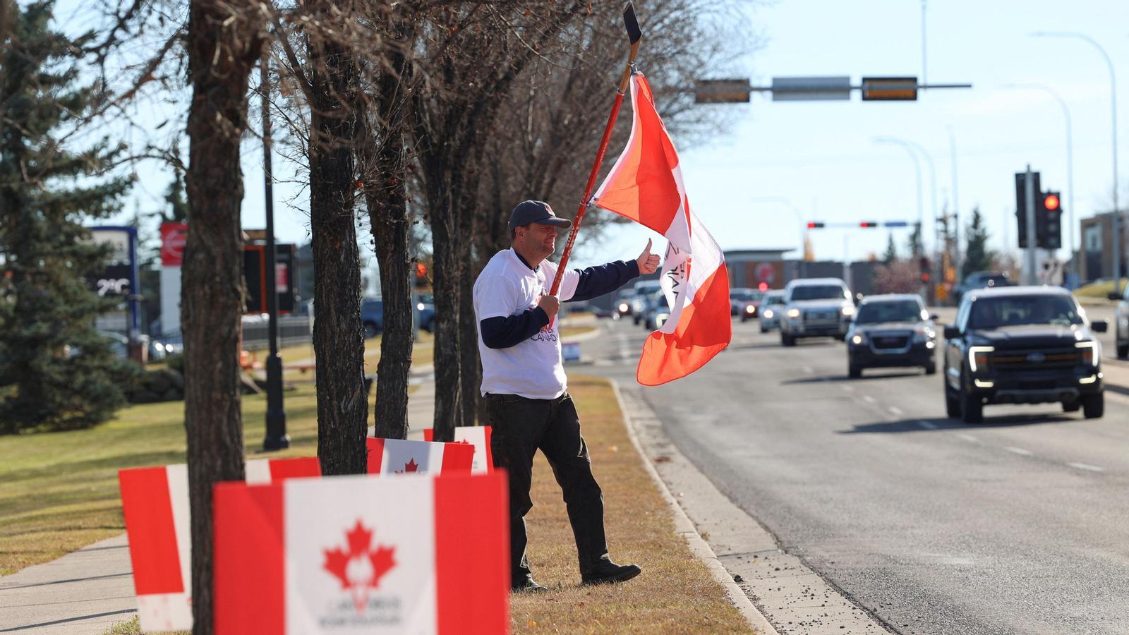 Un simpatizante del grupo unionista Forever Canadian participa en un acto en Okotoks, en la provincia canadiense de Alberta, el 18 de octubre de 2026, un día antes del referéndum no vinculante sobre la separación de Canadá.