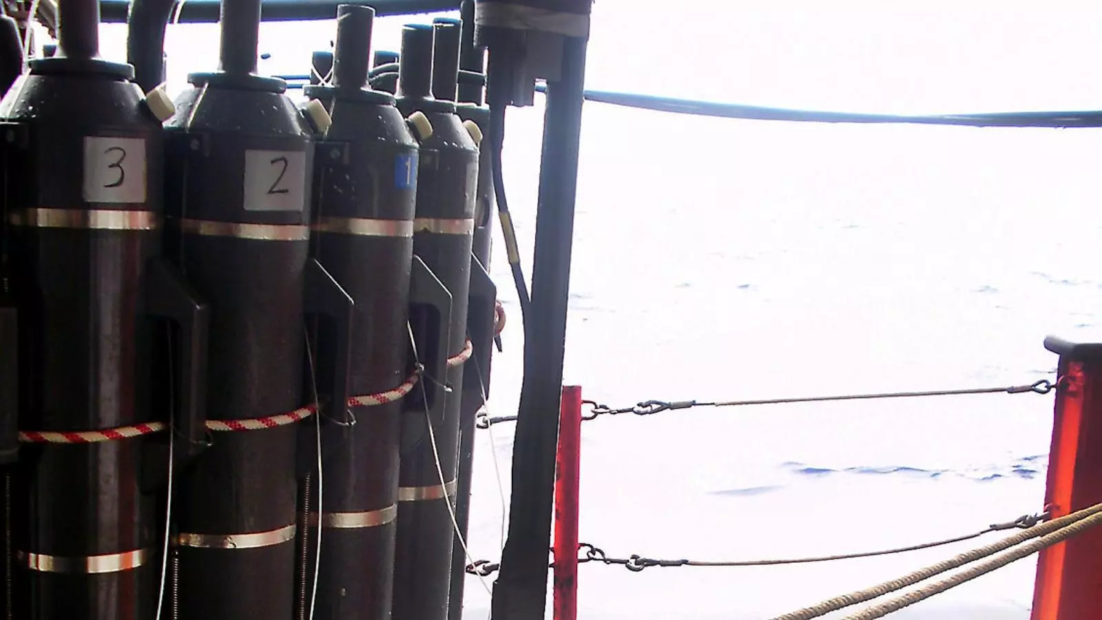 La científica Cristina Romera prepara un aparell per agafar mostres d’aigua marina a la coberta del vaixell oceanogràfic García del Cid.