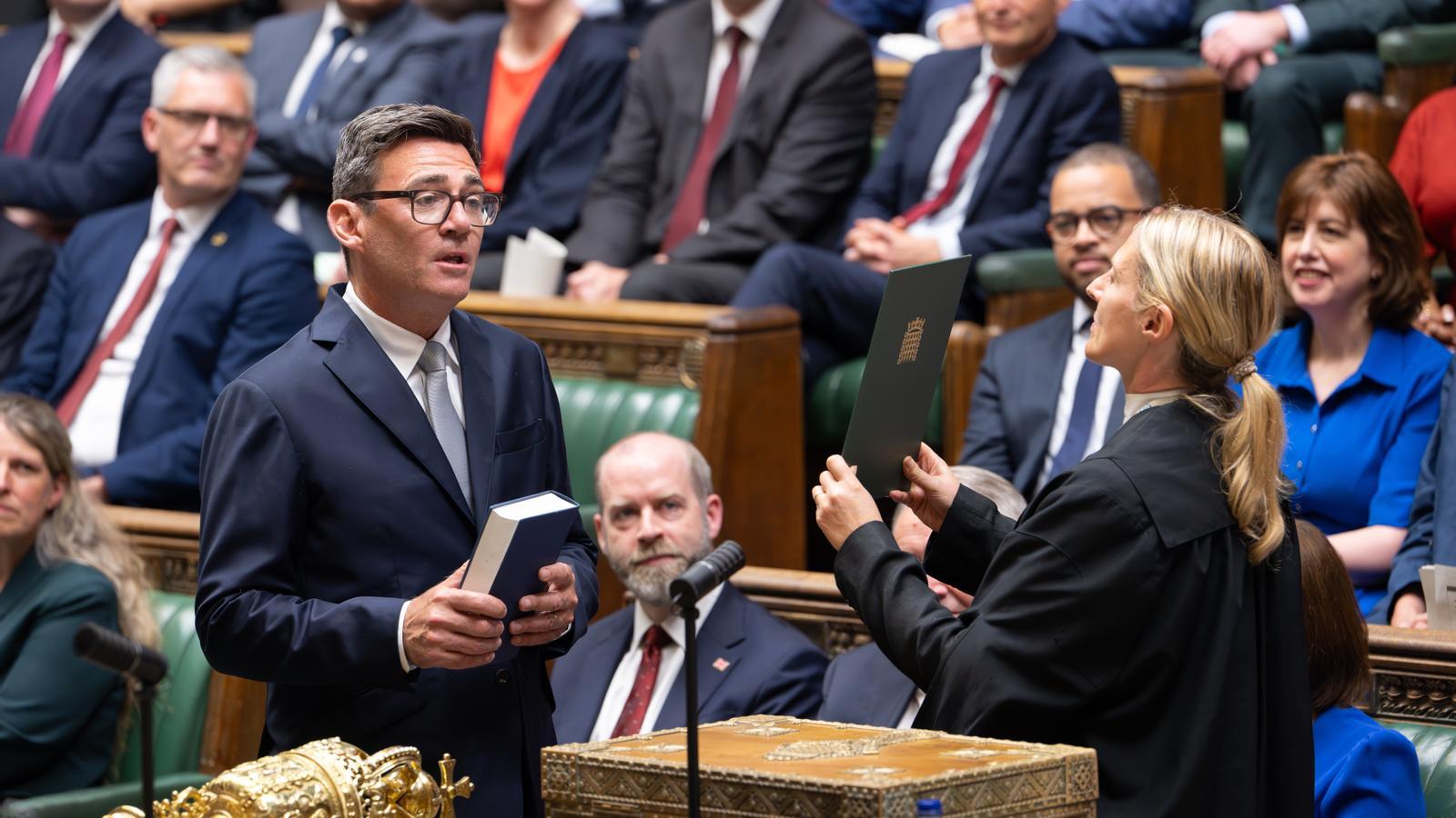 Andy Burnham, en el momento de jurar el cargo como diputado por el distrito de Makerfield, este mediodía en la Cámara de los Comunes.