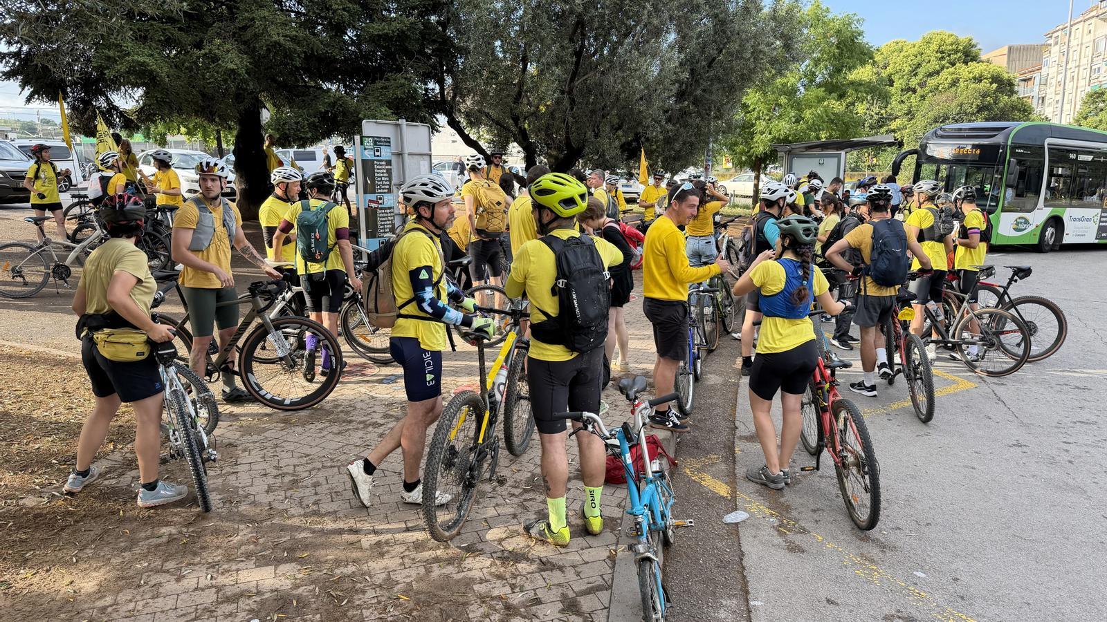 Docentes con bicicletas concentrados en Granollers.