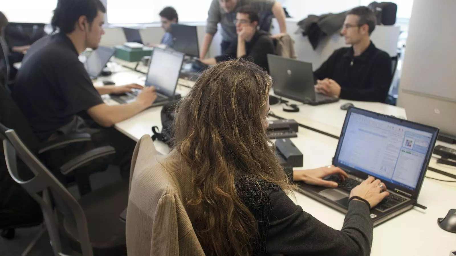 Un grup de treballadors en una empresa de software