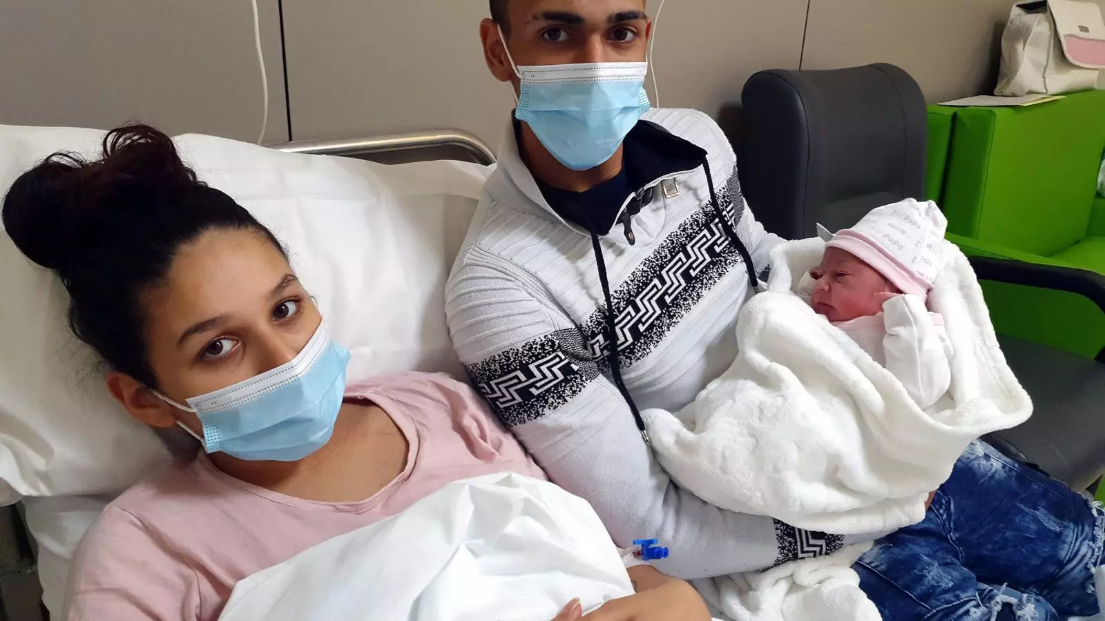 La Yinara, la primera catalana nascuda el 2021 amb els seus pares a l’hospital.