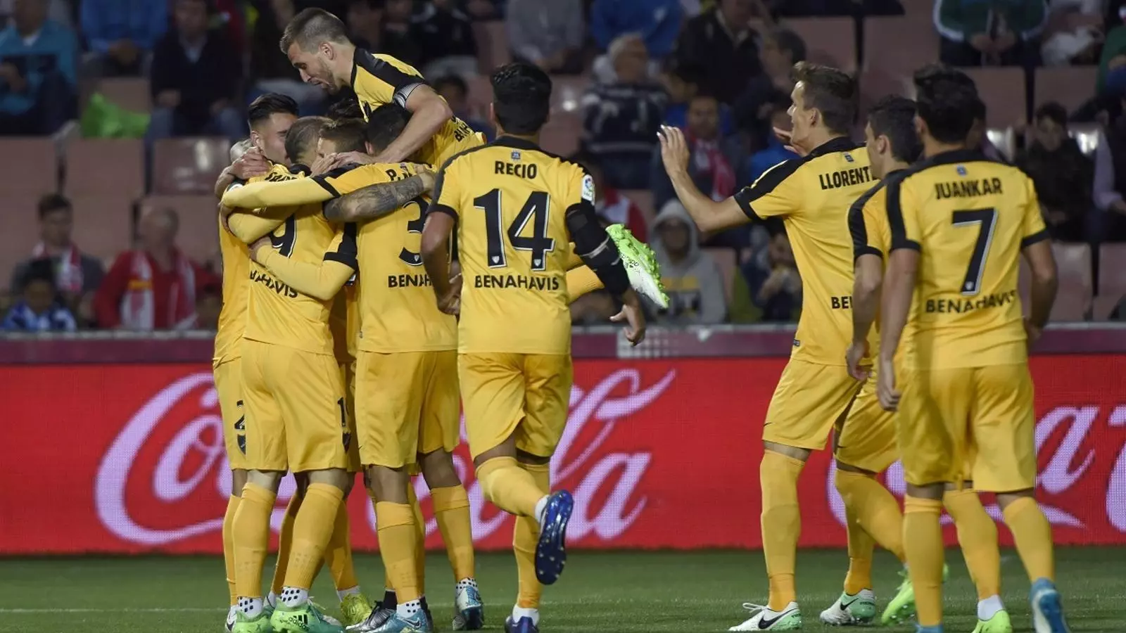 Els jugadors del Màlaga, celebrant un gol