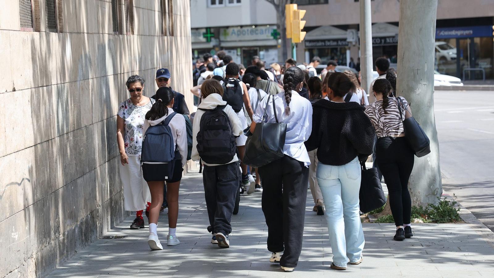 Students, at the gates of the IES Ramon Llull of Palma.