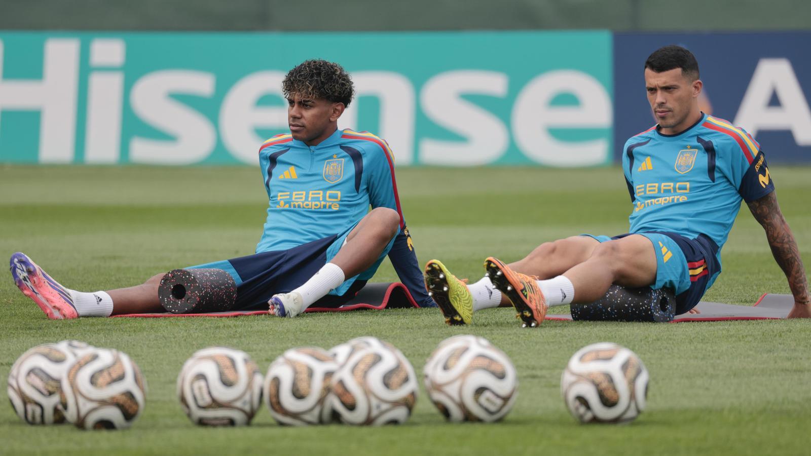 Archive image of Lamine Yamal and Pedro Porro in a Spanish national team training session