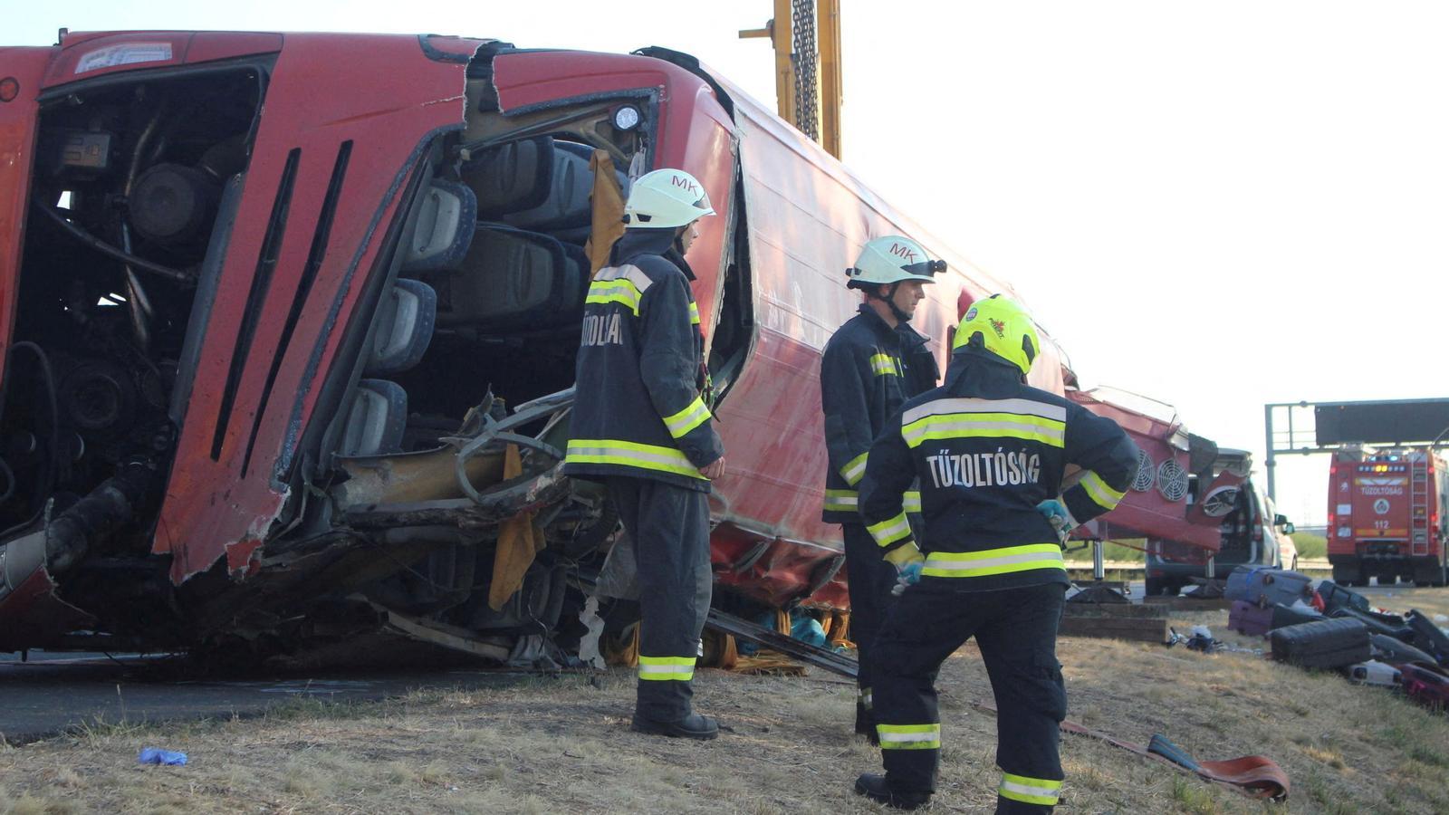The bus that overturned this Sunday in eastern Hungary.