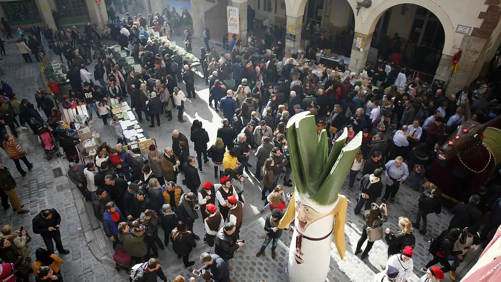 Desenes de milers de persones es reuneixen a Valls per viure la festa.
