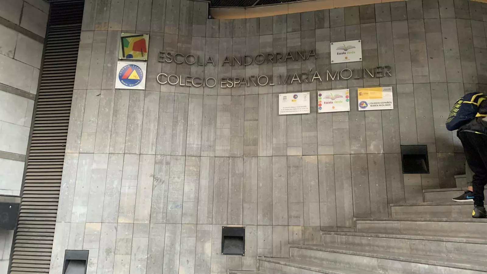 La porta principal d'entrada del Col·legi Espanyol Maria Moliner / ARA ANDORRA.