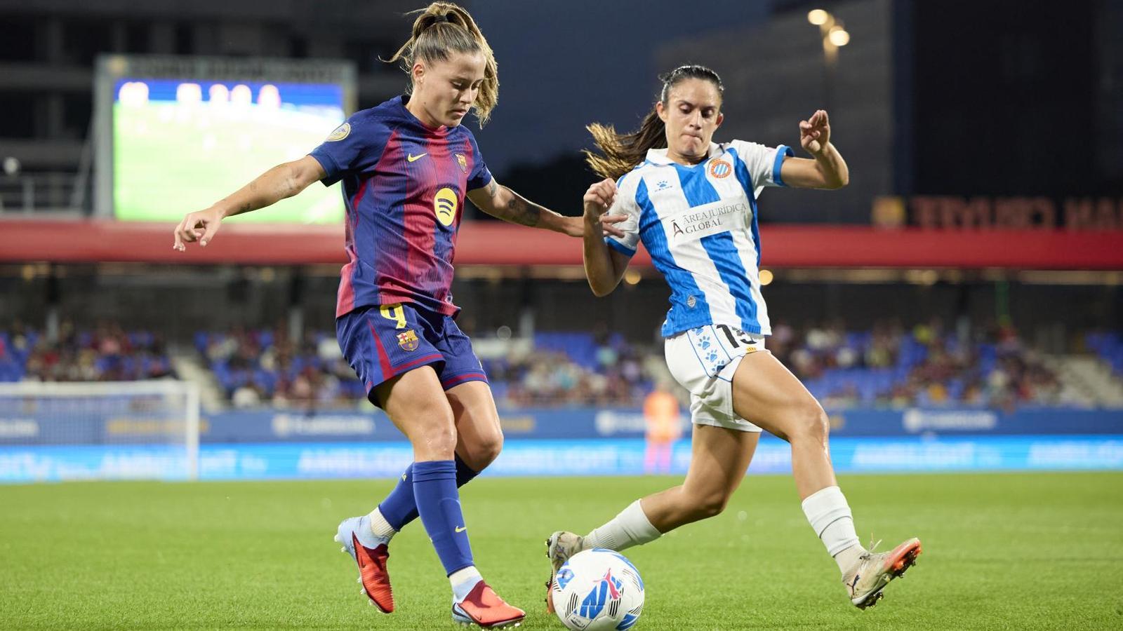 Claudia Pina fights for a ball with Laura Martínez in the derby between Barça and Espanyol at the Johan Cruyff stadium