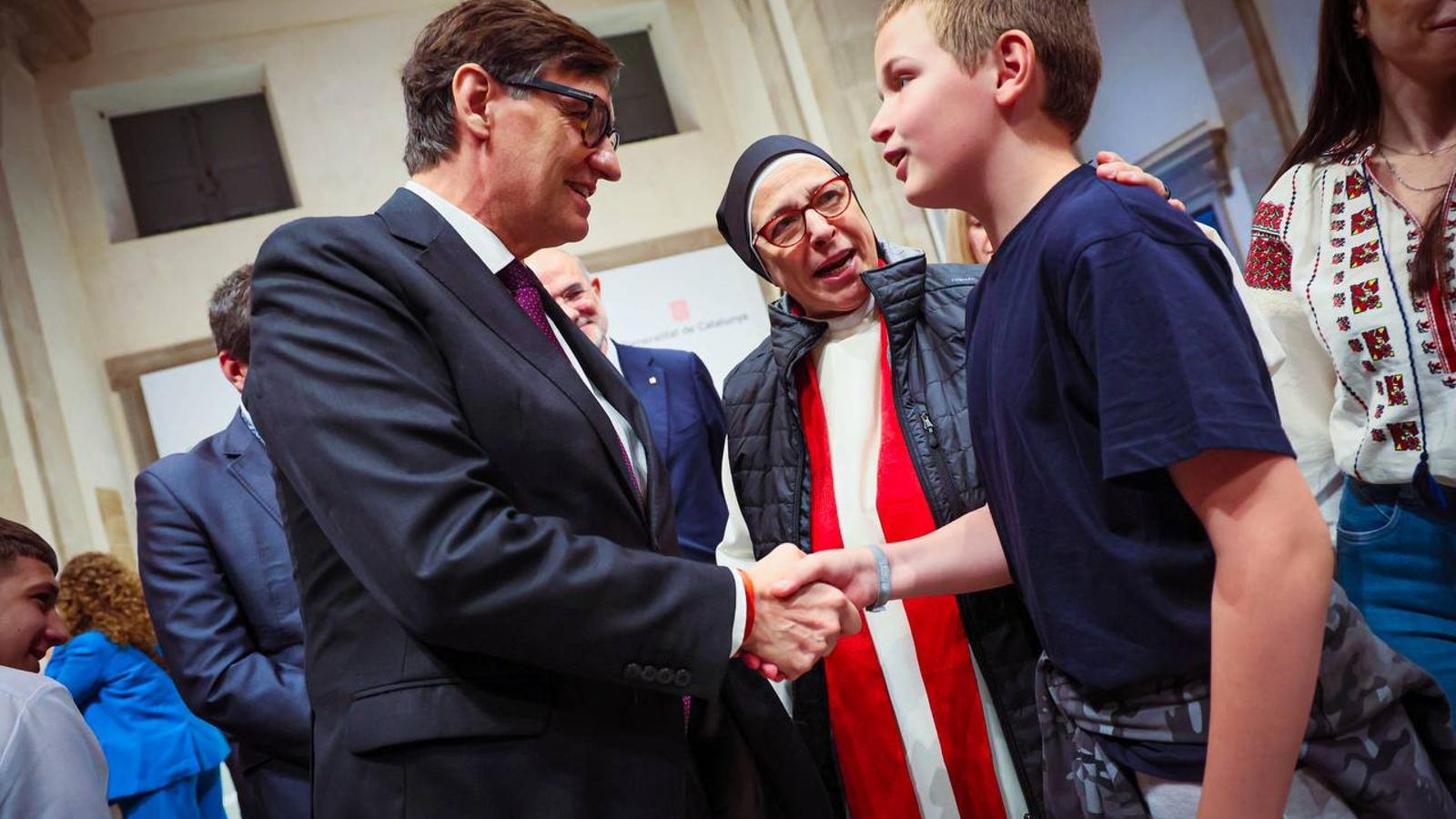 El presidente de la Generalitat, Salvador Illa, junto a sor Lucía Caram y uno de los niños ucranianos que han participado este verano en el programa 'Vacaciones por la Paz'.