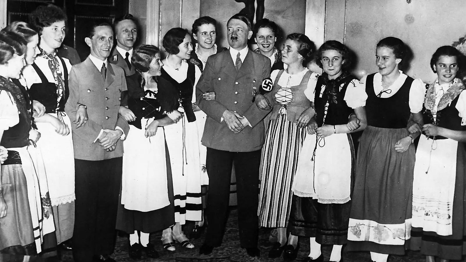 Adolf Hitler envoltat de dones alemanyes amb vestits tradicionals.