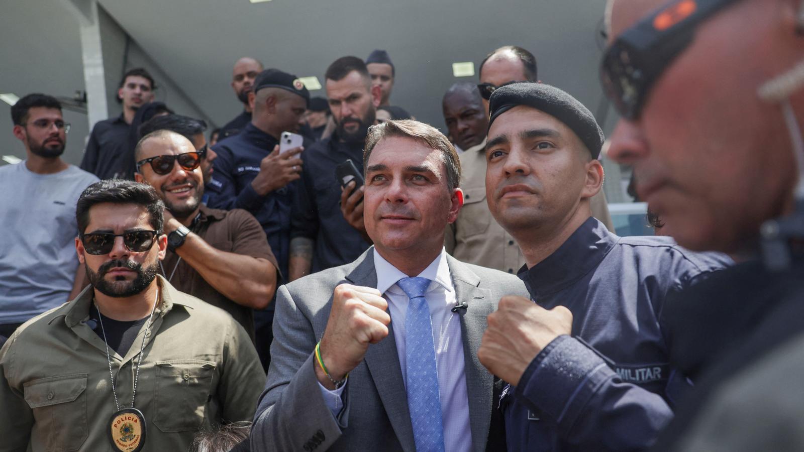 El candidato brasileño Flávio Bolsonaro asistía esta semana a la ceremonia de graduación de los reclutas de la Policía Militar de Río de Janeiro.