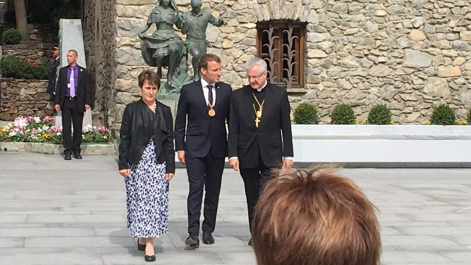 Suñé, Macron i Vives a la plaça del Consell General. / M. F.