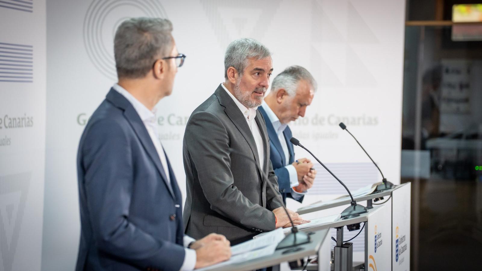 The president of the Canary Islands and the Minister of Finance at a press conference this Monday.