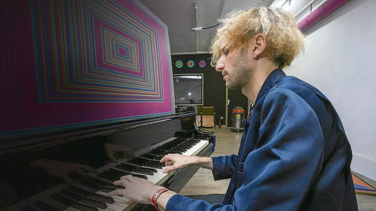 01. El cíborg Neil Harbisson tocant el piano amb una partitura de colors. 02. Manel Muñoz, Moon Ribas i Neil Harbisson.