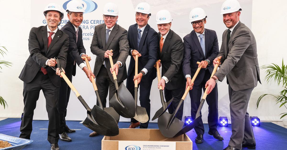 Primera pedra per potenciar el port de Barcelona com a porta d'entrada dels cotxes xinesos