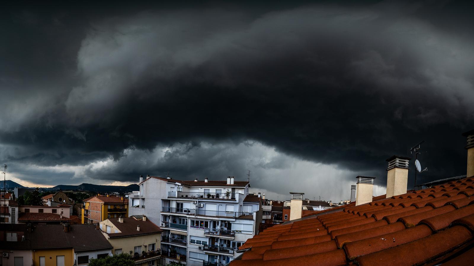 Imagen de la potente tormenta llegando este martes por la tarde a Vic, Osona.