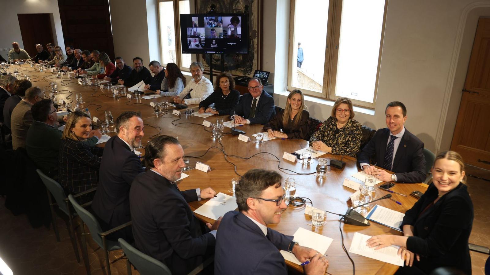 Reunió entre els representants polítics i els principals sectors econòmics per afrontar els costos de la guerra.