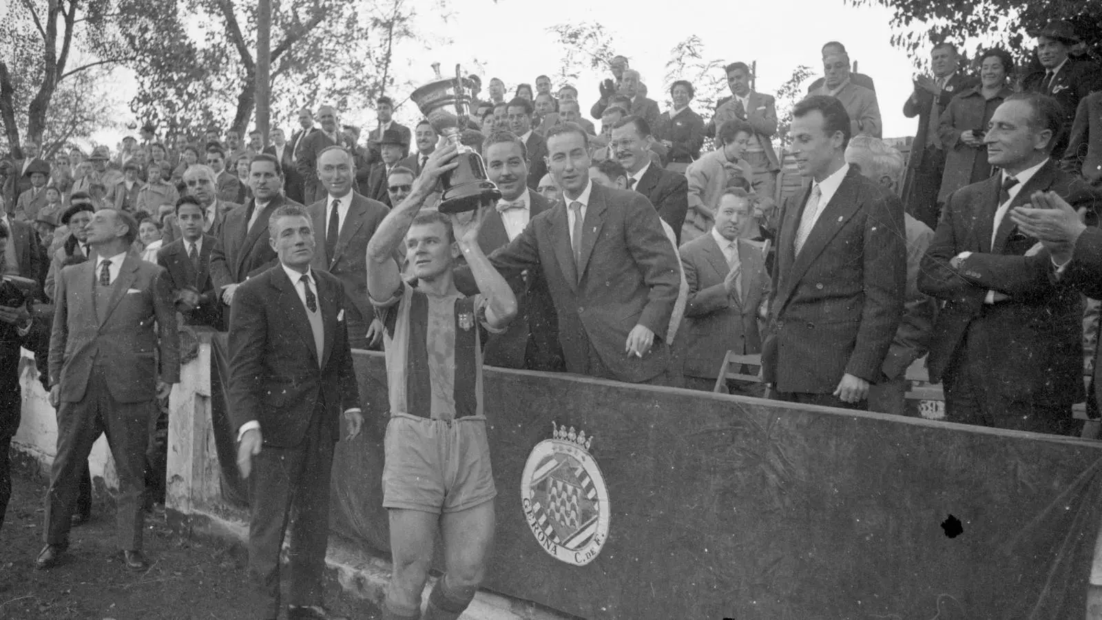 Kubala aixeca la copa després d'un partit de futbol entre el Girona F.C. i el F.C. Barcelona, el 29 d'octubre de 1959.