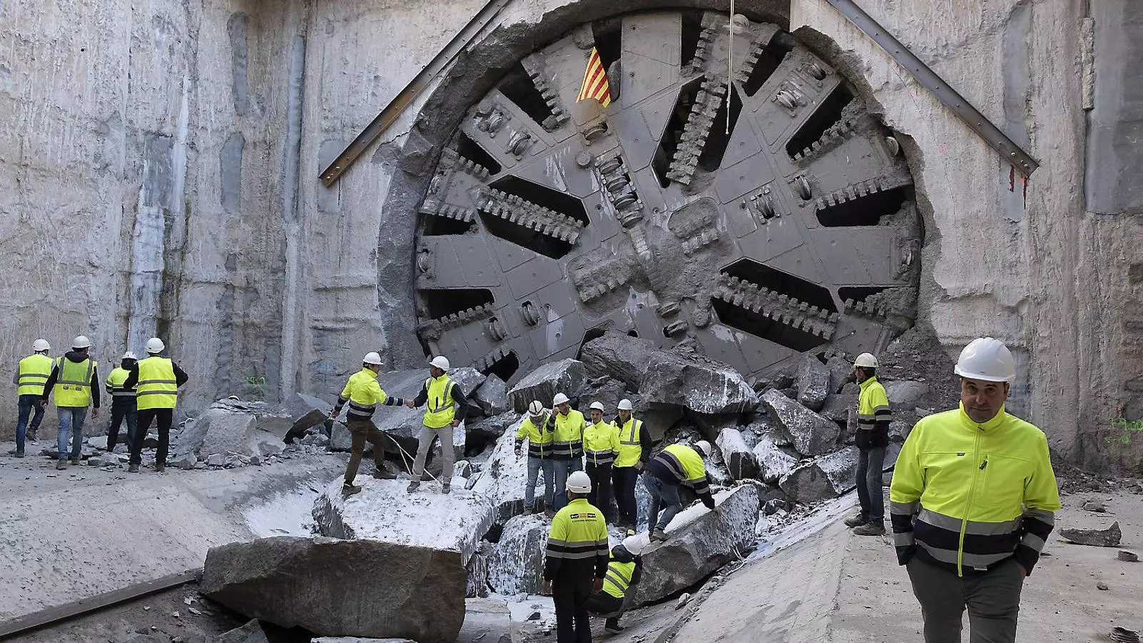 La tuneladora d’Adif acabant la perforació del nou accés ferroviari a la T1 de l’aeroport del Prat aquesta setmana.